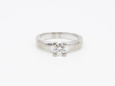 Ring Vitguld 18K brv 5,4g med diamant