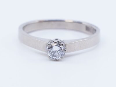 Ring vitguld med diamant 18K 3,9g Ø18½