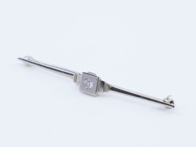 Brosch Vitguld 18K 3,1g med diamant