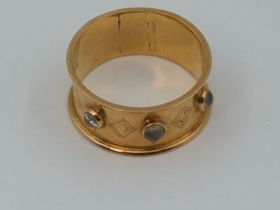 Ring med stenar