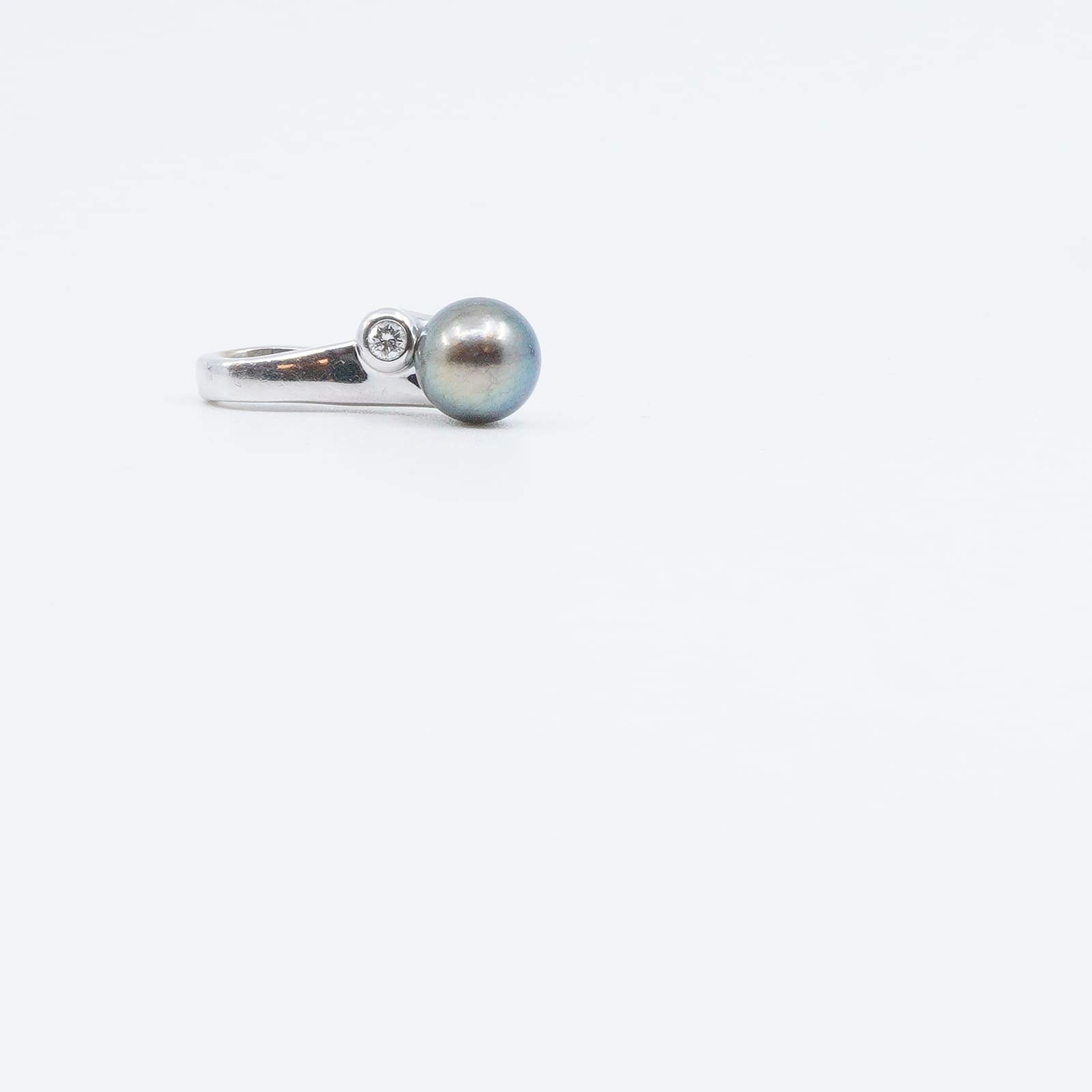 Hänge med färgad odlad sötvattenspärla och diamant