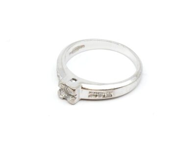 Ring Vitguld 18K Med Princess slipade diamanter