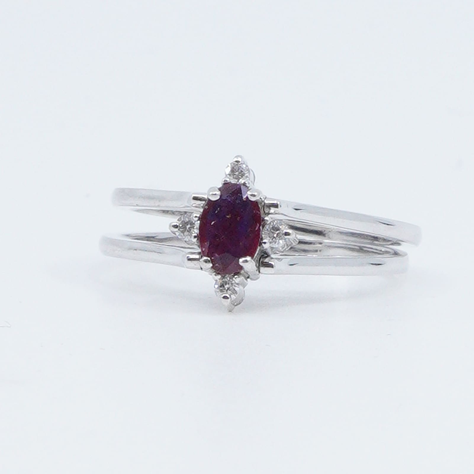 Ring Vitguld med stenar och diamanter