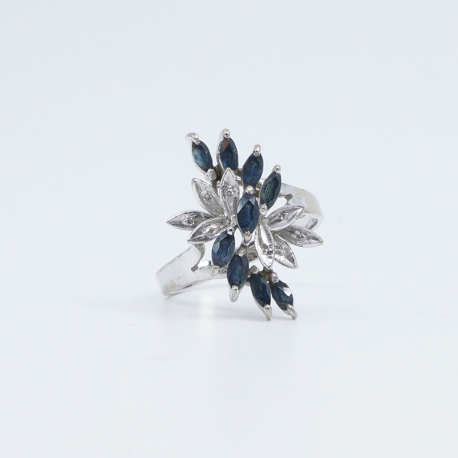 Ring Vitguld med stenar och diamanter