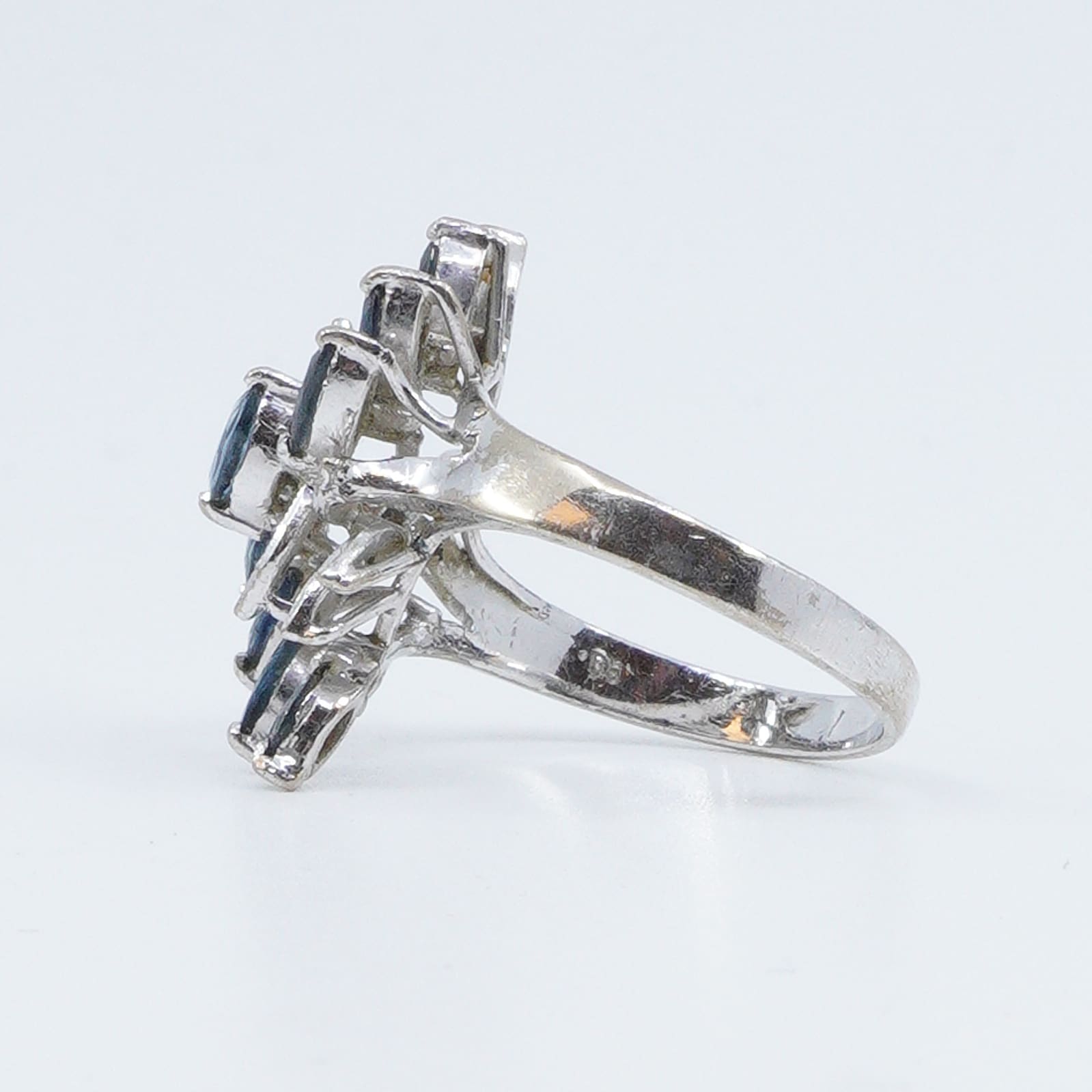 Ring Vitguld med stenar och diamanter