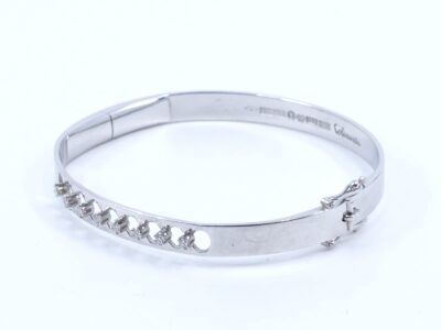 Armring vitguld 18K 22,7g Diameter 6cm med diamanter 8xca0,03ct