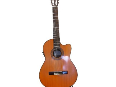 Yamaha akustisk nylonsträngad gitarr