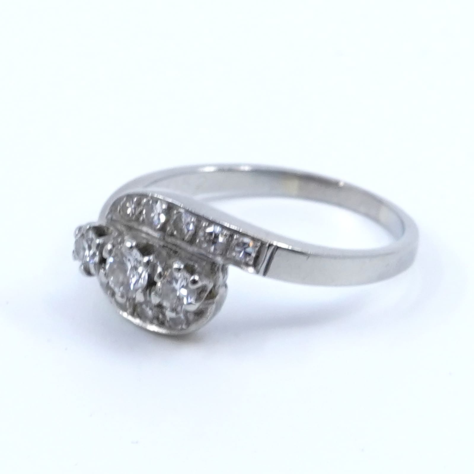 Ring vitguld 18K 4,9g Ø18,5 med diamanter 1xca0,16ct, 2xca0,09ct & 10xca0,02ct, graverad