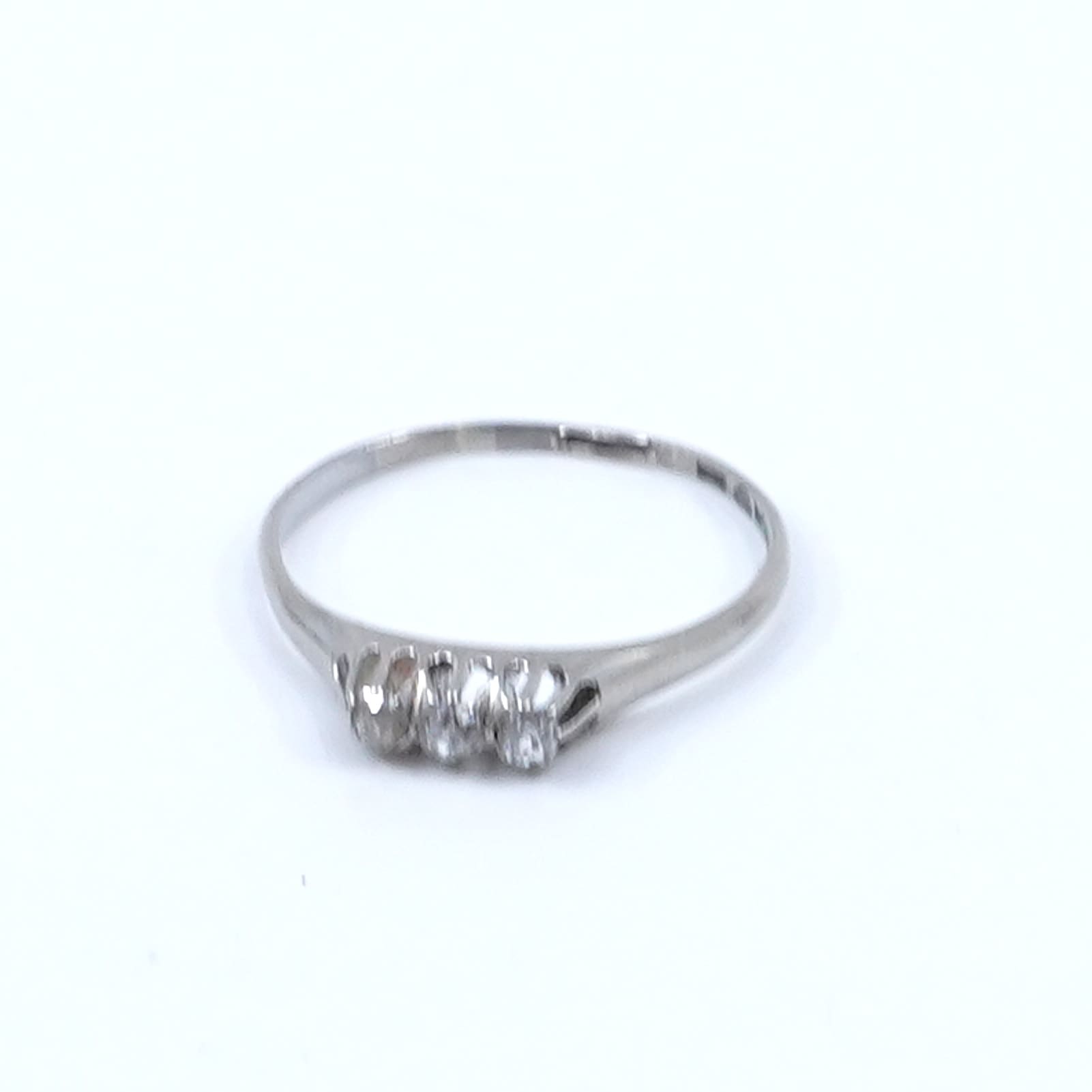 Ring vitguld 18K 1,8g Ø18,25 med diamanter 3xca0,04ct skev skena