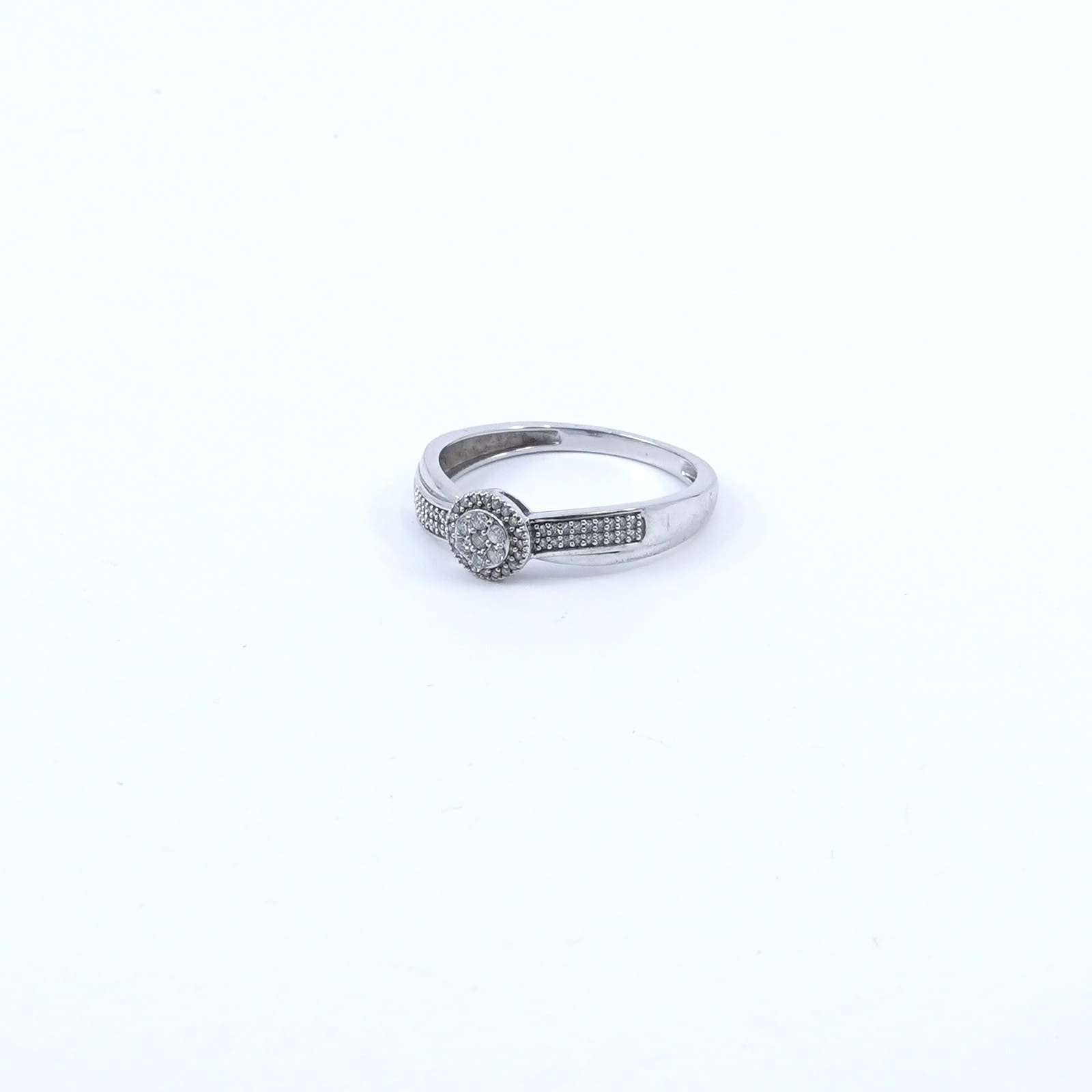 Ring vitguld 18K 2,8g Ø18,75 med diamanter 7xca0,01ct, 56xca0,008ct GHA