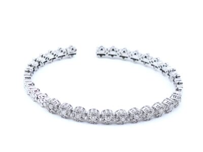 Armring Vitguld 18K 17,8g Diameter 6cm, diamanter öppen modell, skev