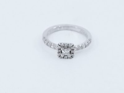 Ring Vitguld 18K 3,8g Ø16,5, diamanter prinsesslipad