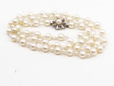 Pärlcollier Ø7 med vitguldslås med pärla och blå stenar, 76cm