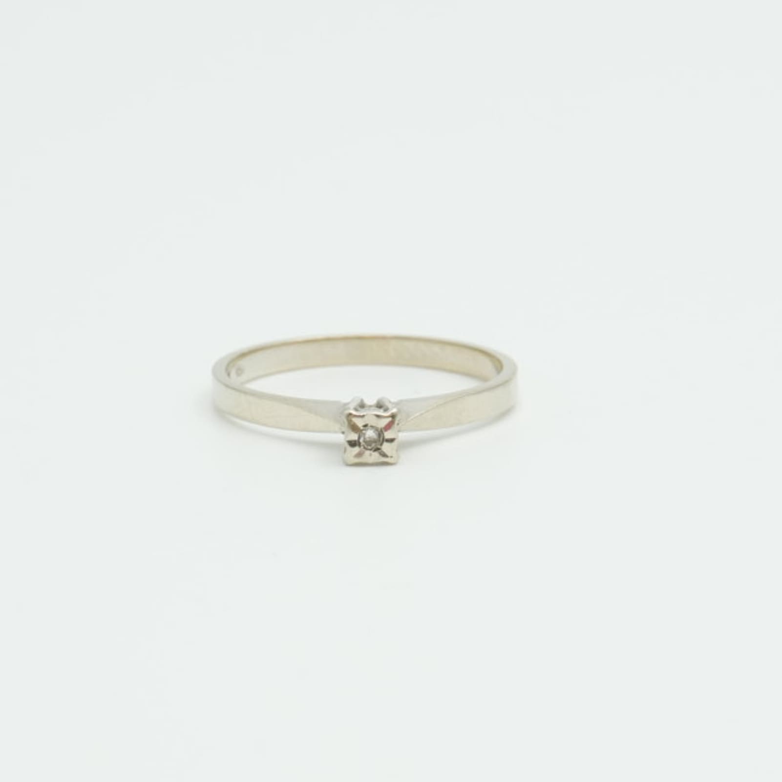 Ring Vitguld 18K 1,5g Ø15,75 med diamant 1xca0,01ct