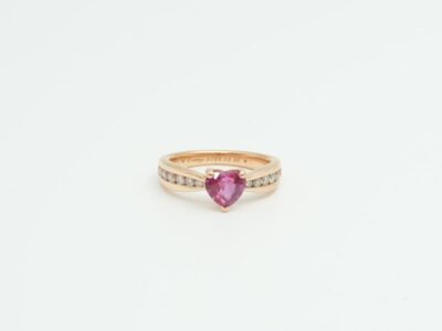 Ring Guld 18K 5,2g Ø16,75 med rubin och diamanter 2xca0,015ct, 2xca0,02ct, 8xca0,03ct