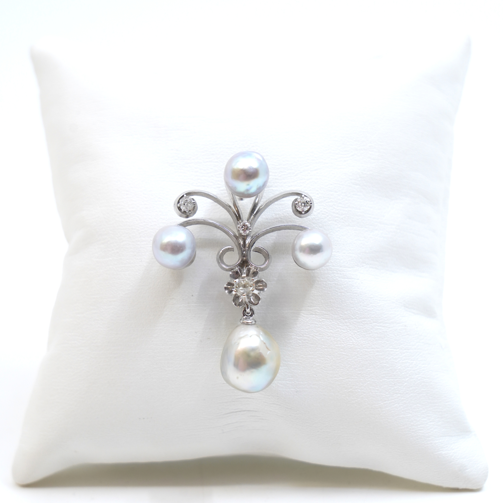 Brosch Vitguld 18K med odlade pärlor och diamanter 3xca0,02-0,05ct 1xca0,16ct