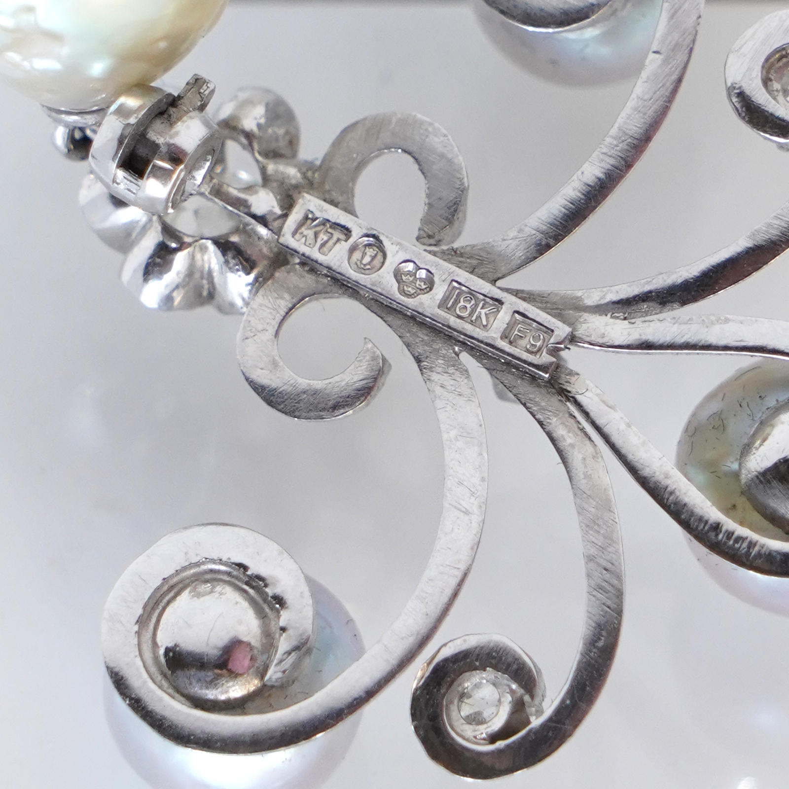 Brosch Vitguld 18K med odlade pärlor och diamanter 3xca0,02-0,05ct 1xca0,16ct