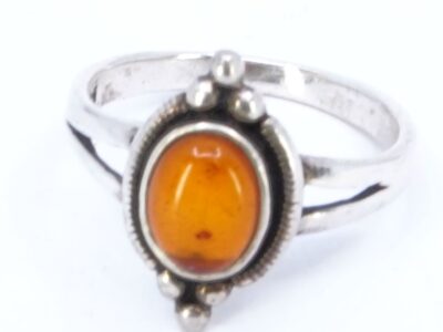 Ring med bärnsten,