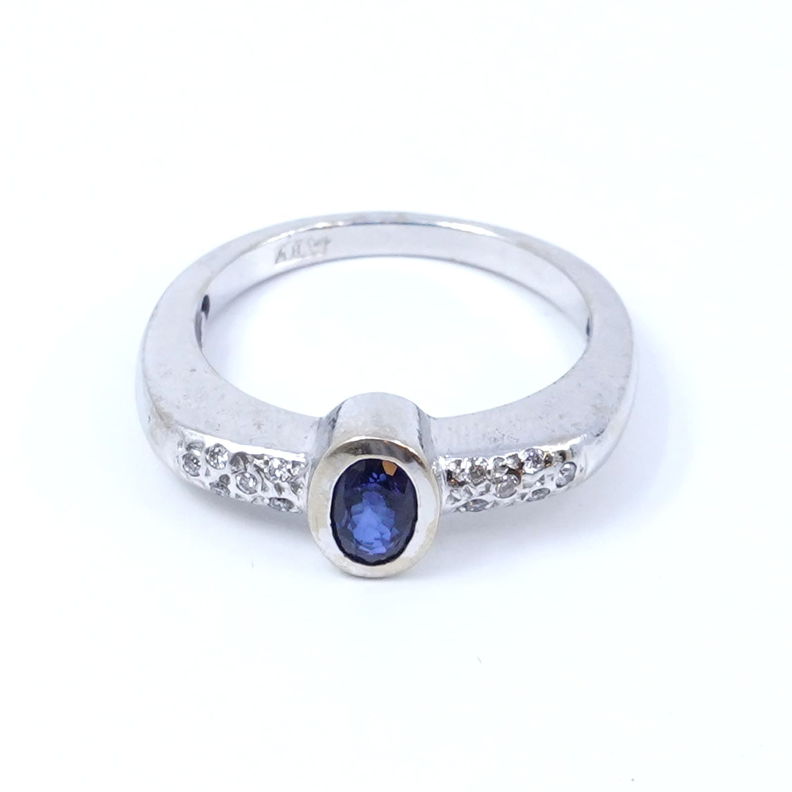 Ring med blå sten och diamanter