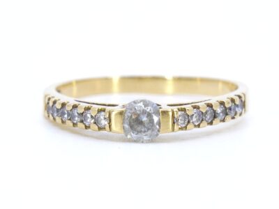 Ring med stenar