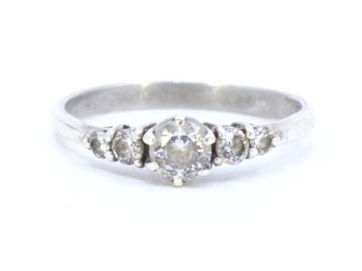 Ring med stenar