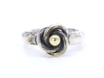 Ring med förgylld detalj
