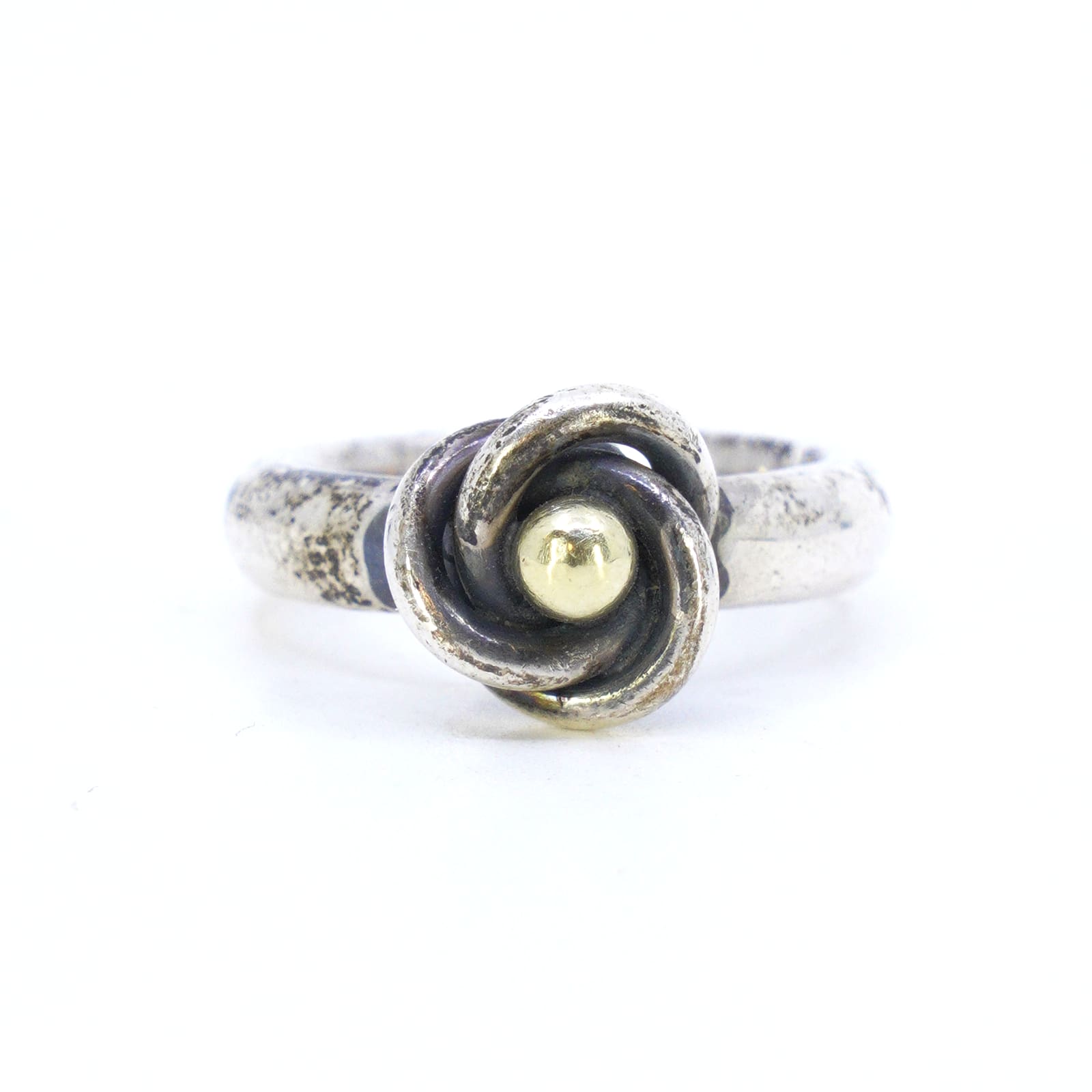 Ring med förgylld detalj