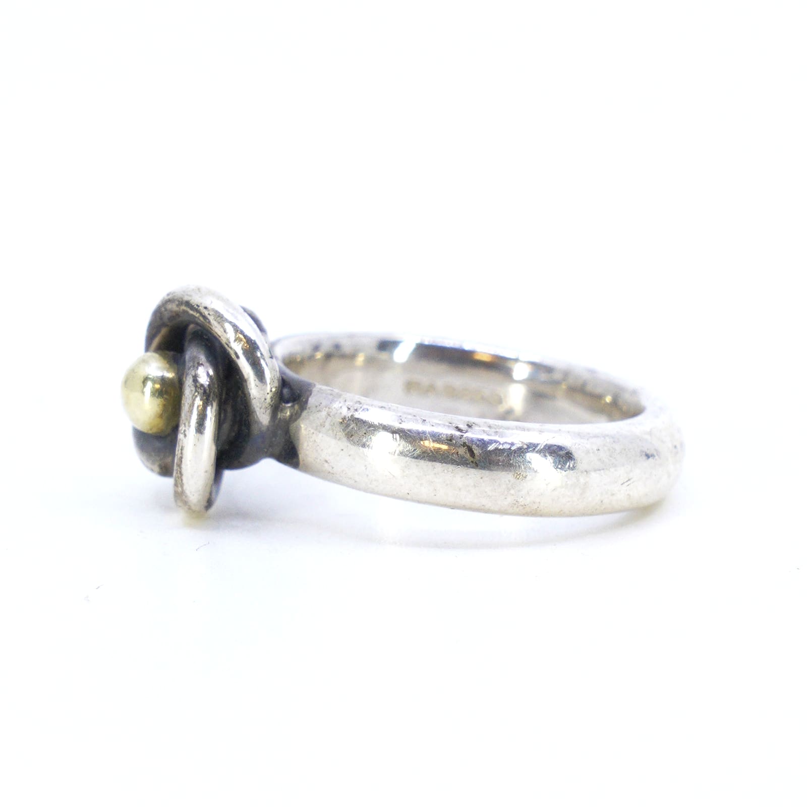 Ring med förgylld detalj