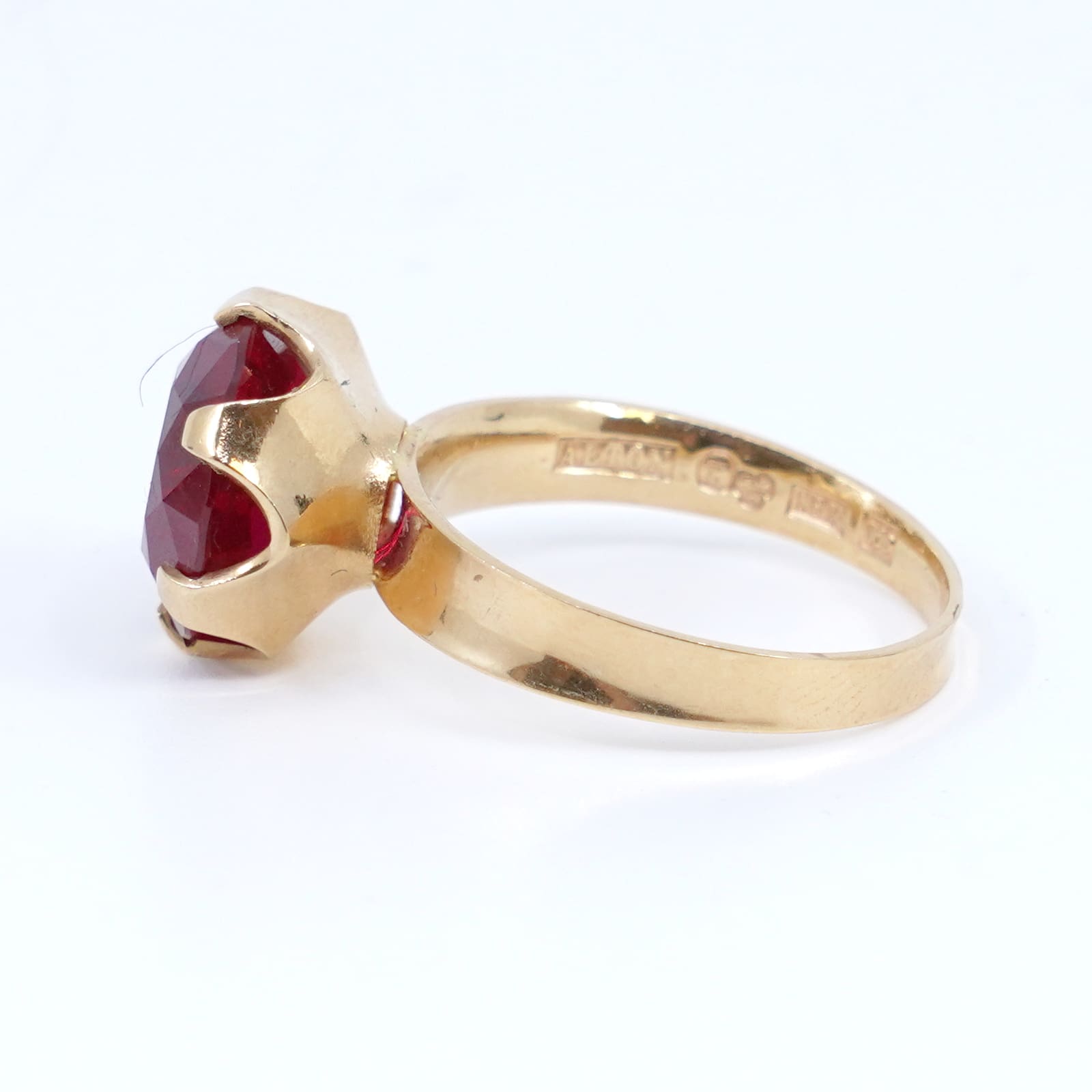 Ring Guld 18K med röd sten
