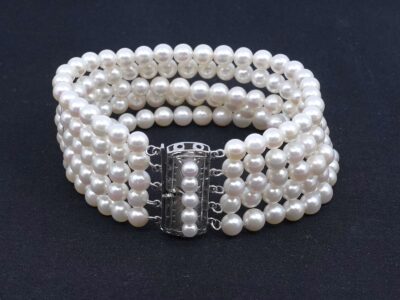 Armband med odlade sötvattenspälor med silverlås brv 35,8g Längd 18,5cm