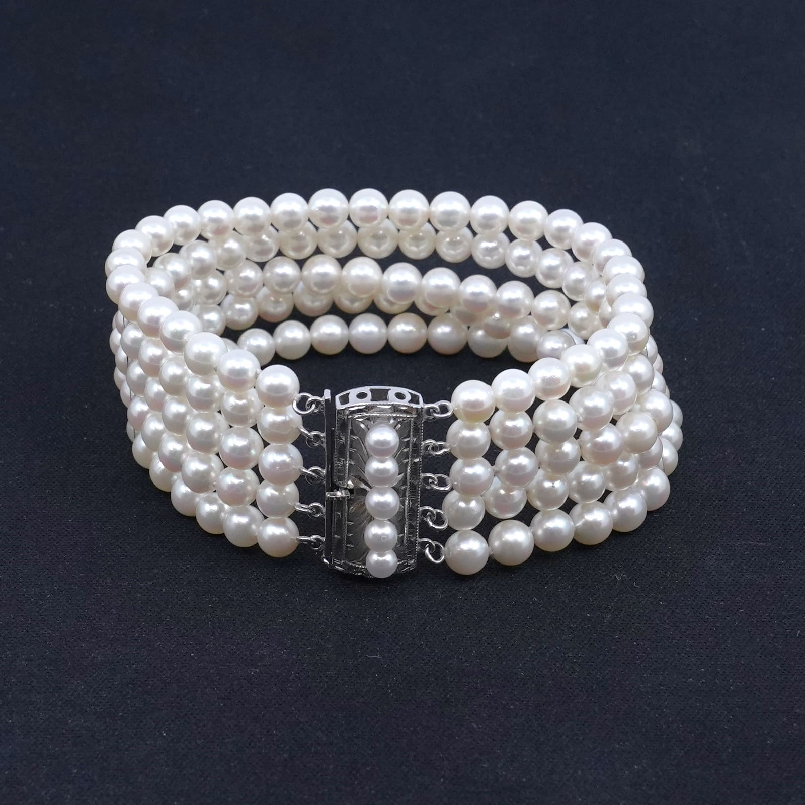 Armband med odlade sötvattenspälor med silverlås brv 35,8g Längd 18,5cm
