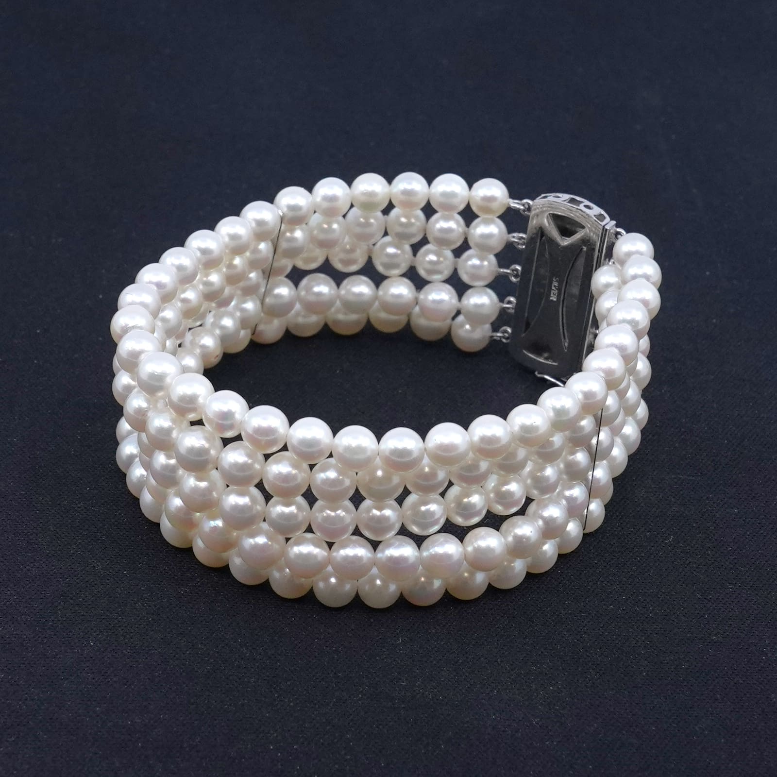 Armband med odlade sötvattenspälor med silverlås brv 35,8g Längd 18,5cm