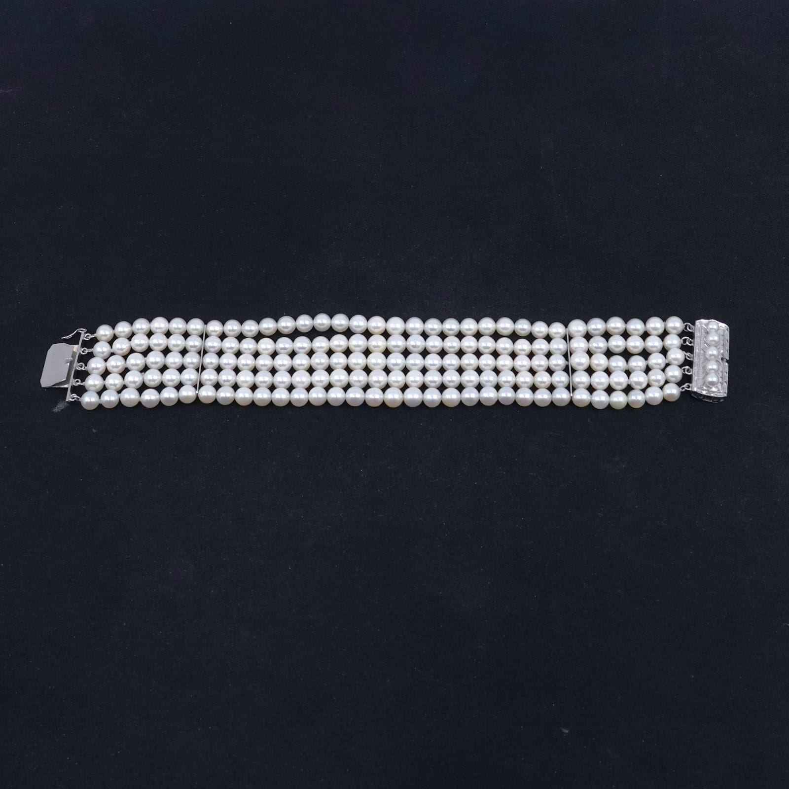 Armband med odlade sötvattenspälor med silverlås brv 35,8g Längd 18,5cm
