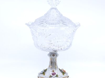 Bonbonjär tidig 1900 tal kristall med fot i porslin h:35cm b:20cm