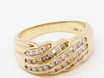 Ring Guld 18K 6,3g med diamanter 33xca0,001ct en skadad