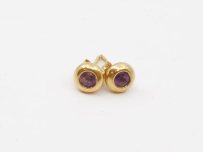 Örhängen Guld 18K brv0,9g Höjd 11mm Diameter 5mm med lila stenar