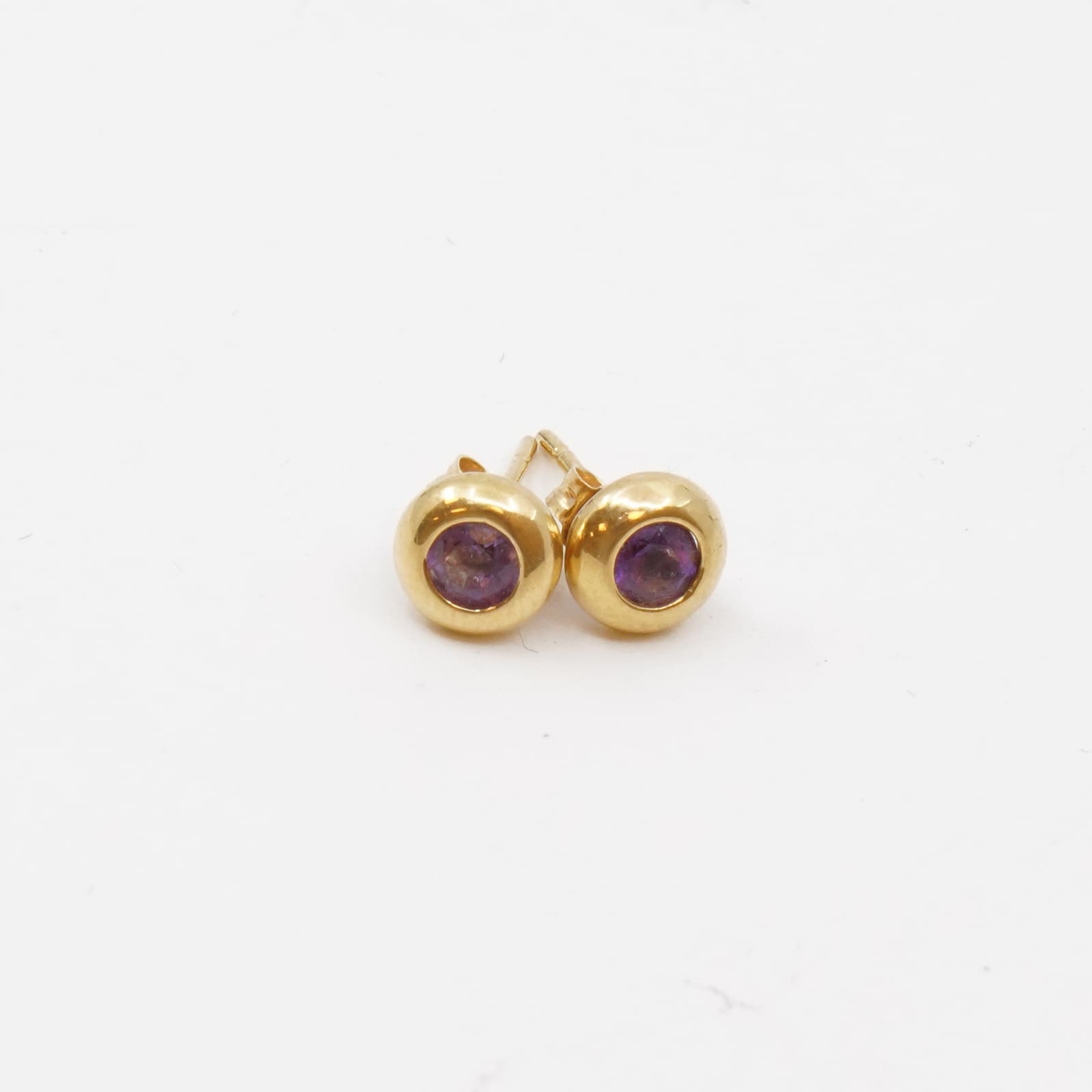 Örhängen Guld 18K brv0,9g Höjd 11mm Diameter 5mm med lila stenar