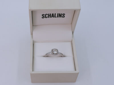 Ring Vitguld 18K4,8g Ø18mm med diamanter 1xca0,40ct W/VS från Schalins