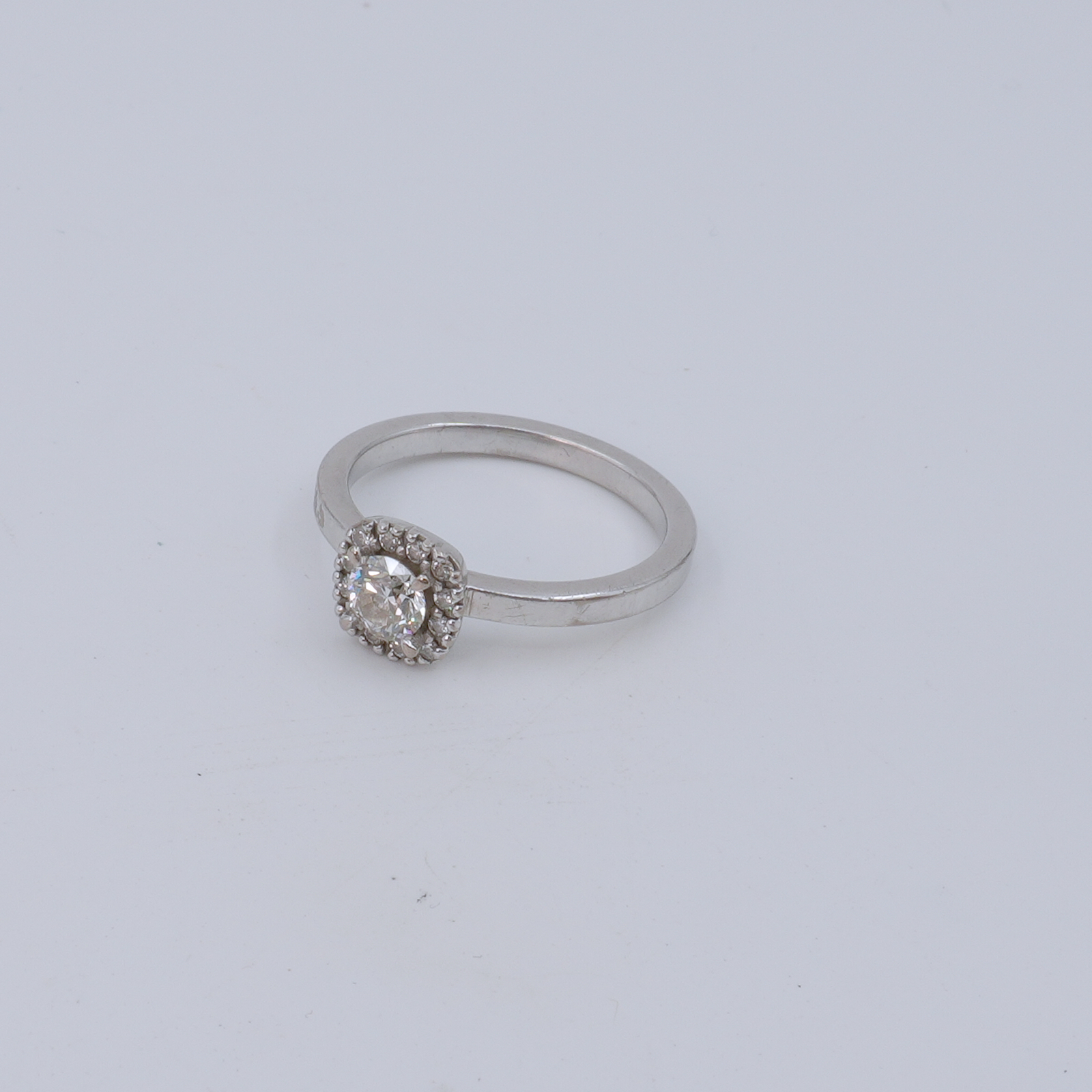 Ring Vitguld 18K4,8g Ø18mm med diamanter 1xca0,40ct W/VS från Schalins