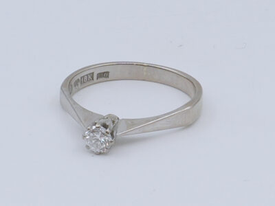 Ring Vitguld 18K 2,6g Ø17mm med diamant 1xca0,12ct