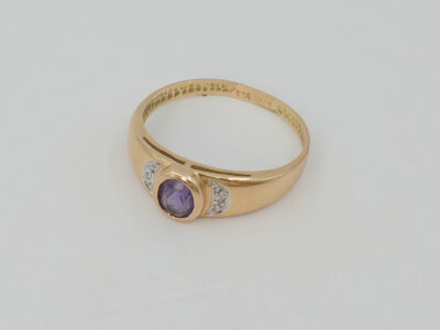 Ring Guld 18K 1,9g Ø16.25mm med stenar och diamanter 2xca0,01ct