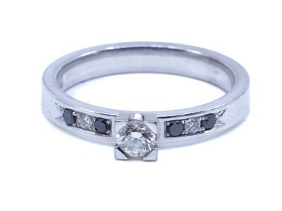 Ring med diamanter och safirer 18K vitguld Ø17½