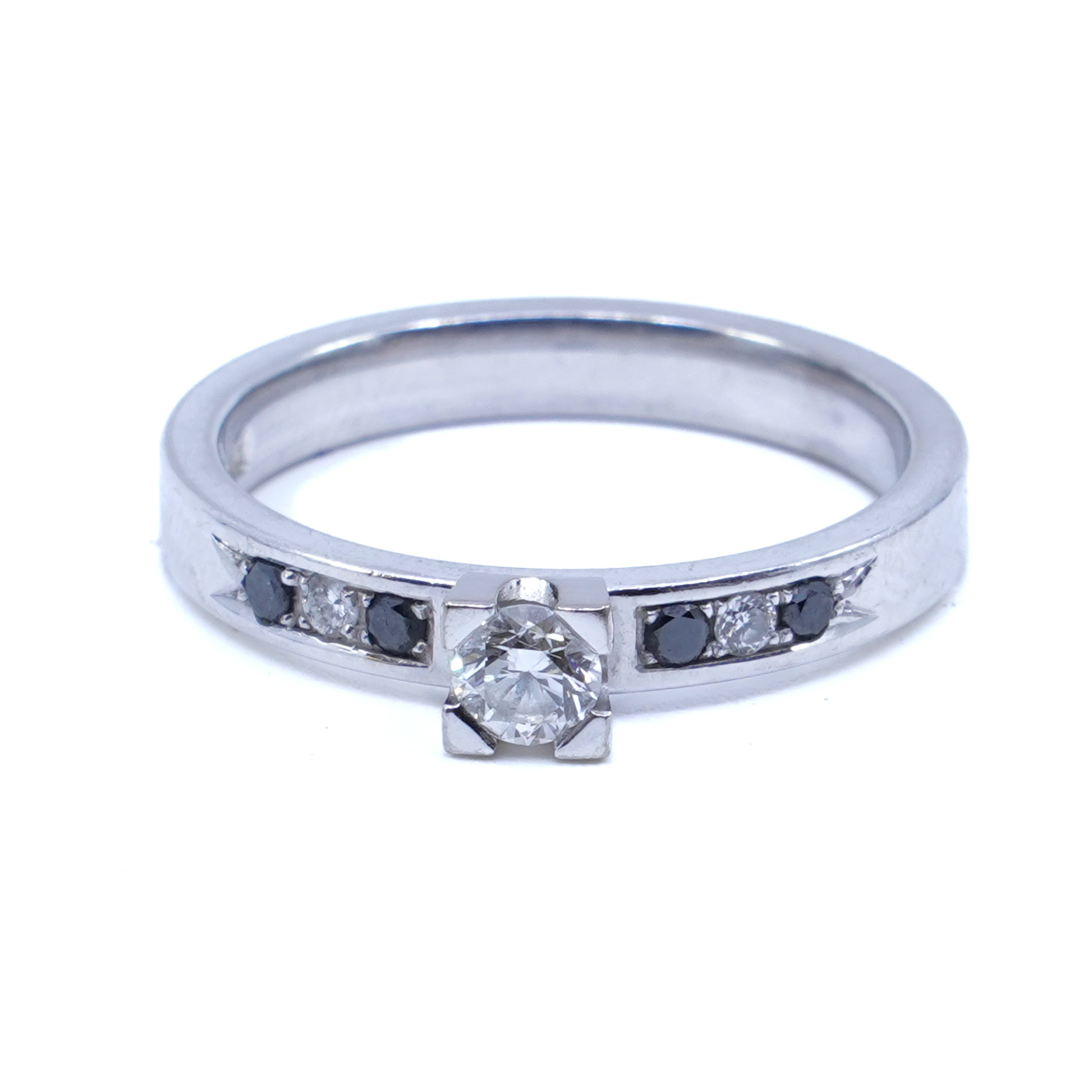 Ring med diamanter och safirer 18K vitguld Ø17½