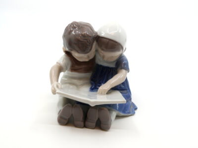Figurin "Pojke & Flicka läser bok" Royal Copenhagen
