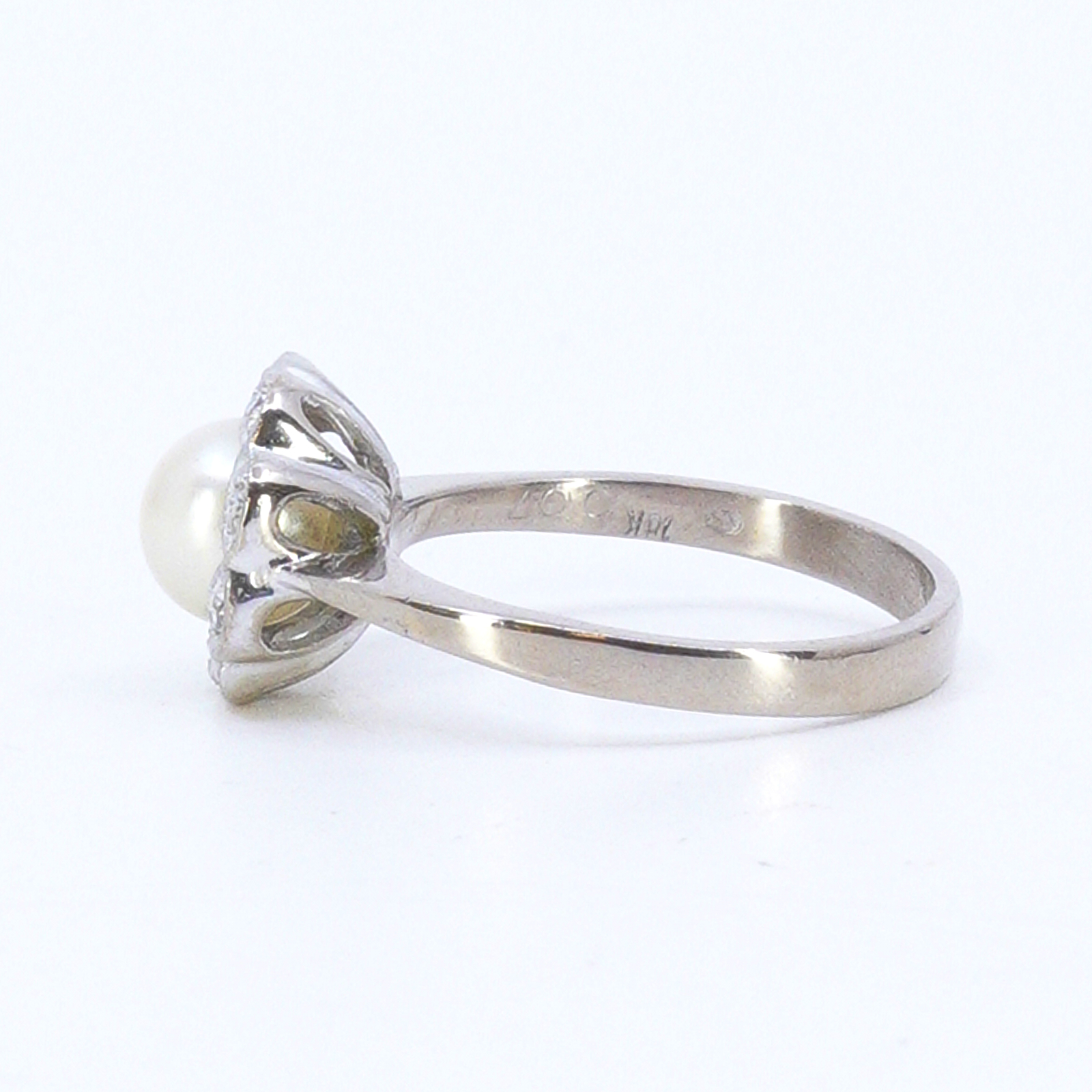 Ring och diamanter 8x totalt 0,07ct
