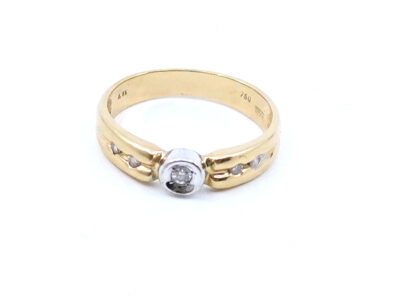 Ring Guld 18K 3,6g Ø18,25, diamanter 1xca0,05ct, 4xcaa0,02ct, tvåfärgad