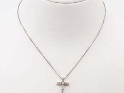 Halskedja 18K VG Venezia med Kors med vita stenar Längd 43,5cm