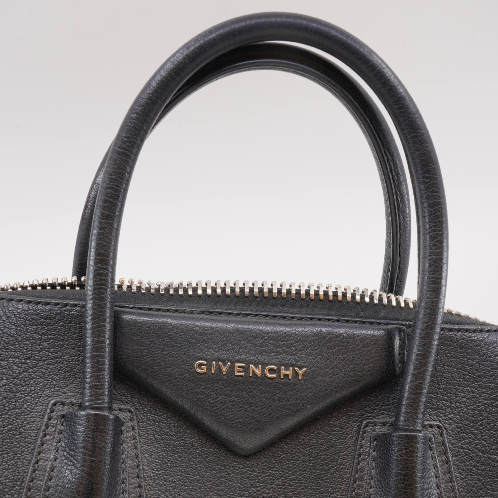 Handväska Givenchy Antigona med axelrem