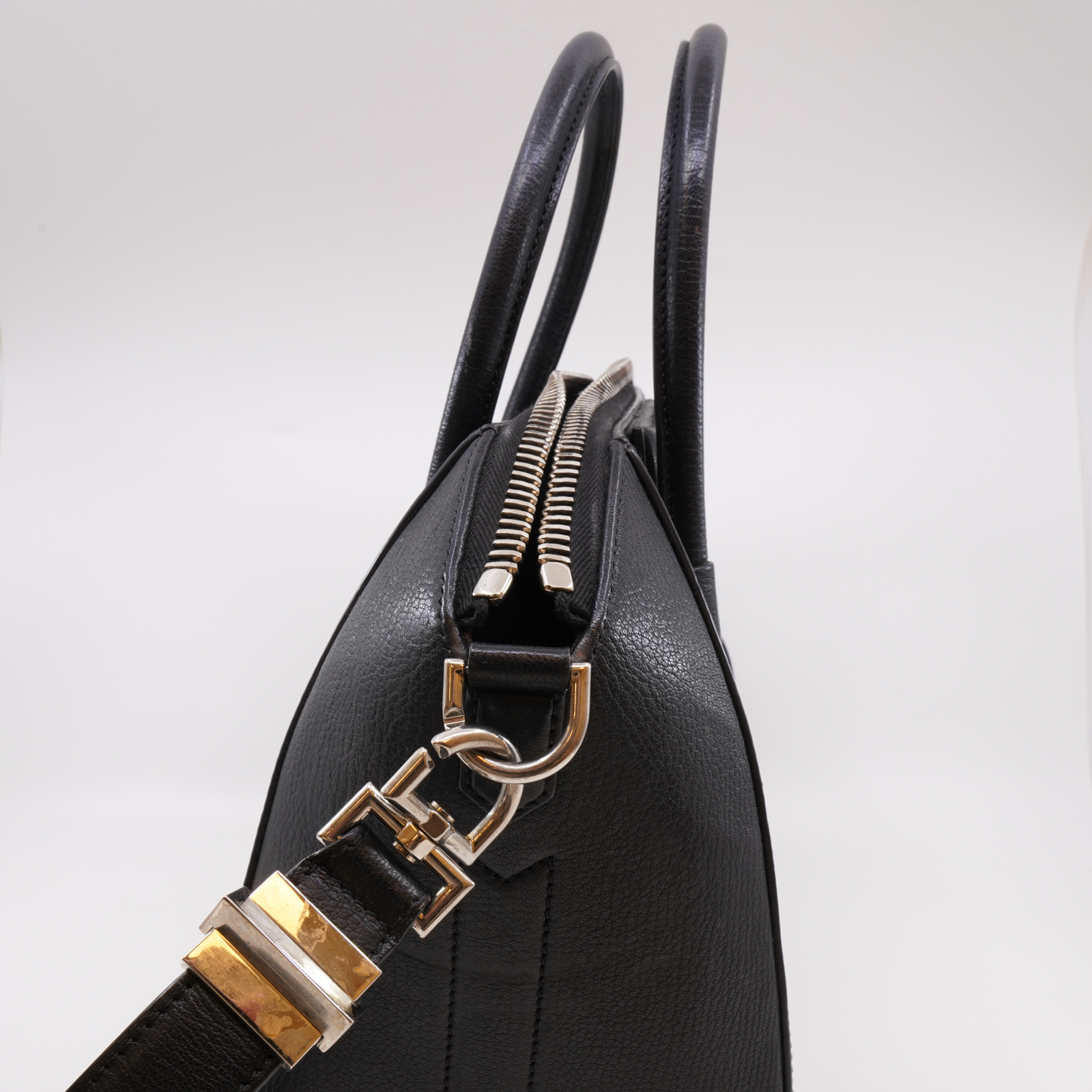 Handväska Givenchy Antigona med axelrem