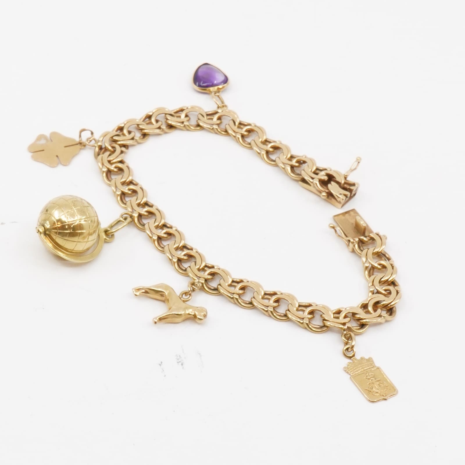Armband Bismarck 18K med 5 berlocker Längd 19cm